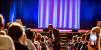 Uccio De Santis diverte il Sociale con i suoi racconti italiani