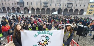 Colori, voci e diritti: la Marcia dei Bruchi riempie la città di speranza