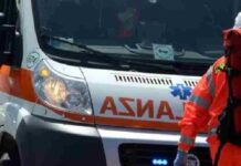 Auto salta lo stop e investe una ciclista