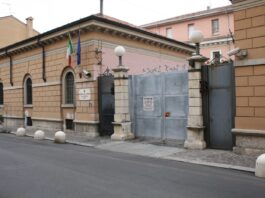 Piccone e sassi contro la casa del fratello: 45enne di Redonesco finisce in carcere