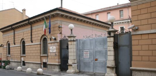 Piccone e sassi contro la casa del fratello: 45enne di Redonesco finisce in carcere