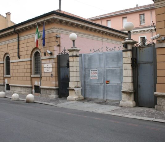 Piccone e sassi contro la casa del fratello: 45enne di Redonesco finisce in carcere