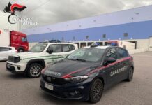 Operaio perde il dito nella pressa idraulica