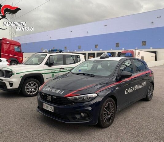 Operaio perde il dito nella pressa idraulica