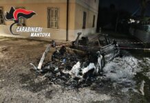 Monzambano, auto in fiamme nella notte: Audi A6 distrutta da un incendio