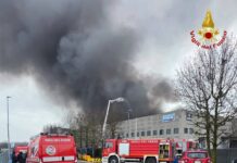 Vigili del fuoco al lavoro per un vasto incendio a Gadesco (Cr)