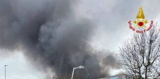 Vigili del fuoco al lavoro per un vasto incendio a Gadesco (Cr)
