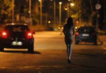 Accusato di sfruttamento della prostituzione, ma la lucciola è irreperibile