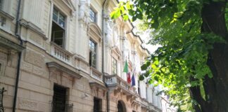 Geloso e violento a processo ma intanto si è dato alla macchia