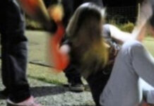 Adescata con una scusa e violentata: 17enne accusa due “amici”