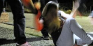 Adescata con una scusa e violentata: 17enne accusa due “amici”