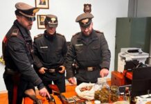Chiama il 112 per chiedere aiuto, arrestato compagno violento: in casa droga e armi
