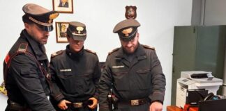Chiama il 112 per chiedere aiuto, arrestato compagno violento: in casa droga e armi