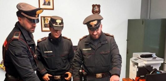 Chiama il 112 per chiedere aiuto, arrestato compagno violento: in casa droga e armi