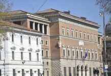 Borsa sospetta con foulard con falce e martello davanti a Ministero Giustizia