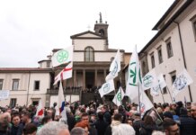 A Pontida l’ultimo saluto dei militanti leghisti a Bossi