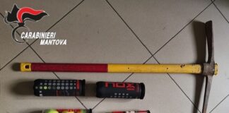 Armati di piccone fanno un furto al centro sportivo: denunciati 8 ragazzini di Quistello