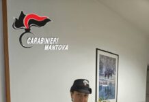 Porta un mazzo di mimosa alla donna carabiniere che aveva raccolto la sua denuncia