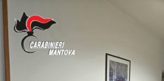 Porta un mazzo di mimosa alla donna carabiniere che aveva raccolto la sua denuncia