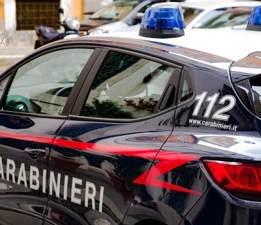 Ostiglia, armato di martello devasta un bar e minaccia i passanti: arrestato 30enne