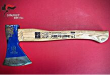 Fuga di 10 km all’alt dei carabinieri: in auto un’ascia e il 30enne arrestato guidava senza patente