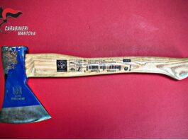 Fuga di 10 km all’alt dei carabinieri: in auto un’ascia. Il 30enne arrestato guidava senza patente