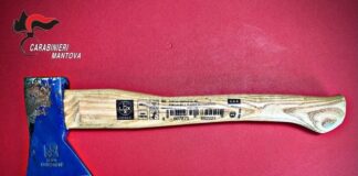 Fuga di 10 km all’alt dei carabinieri: in auto un’ascia. Il 30enne arrestato guidava senza patente