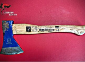 Fuga di 10 km all’alt dei carabinieri: in auto un’ascia. Il 30enne arrestato guidava senza patente