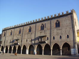 Borseggiata a Palazzo Ducale: i carabinieri denunciano quattro 15enni