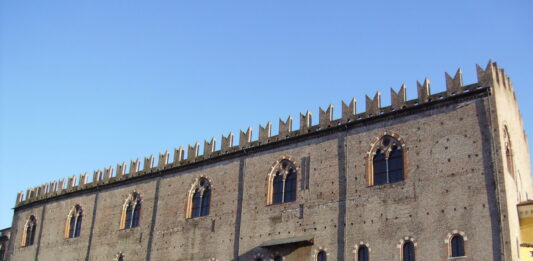 Borseggiata a Palazzo Ducale: i carabinieri denunciano quattro 15enni