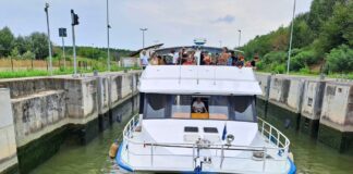 “Naufragio” nella conca di Valdaro. Motonave bloccata per un guasto tecnico