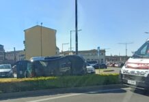 Rotatoria di Porta Mulina, microcar si ribalta nell’aiuola: due persone in ospedale
