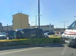 Rotatoria di Porta Mulina, microcar si ribalta nell’aiuola: due persone in ospedale