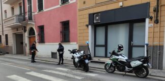 Colto da malore in strada: rianimato con massaggio cardiaco dagli agenti della Polizia locale