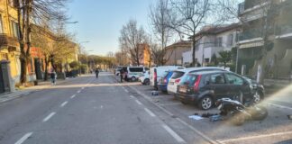 Scontro tra auto e scooter in viale Pompilio, 27enne finisce al Poma