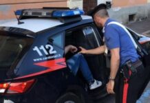 Trovato in uno stabile sotto sequestro si scaglia contro i carabinieri: in manette un 32enne tunisino