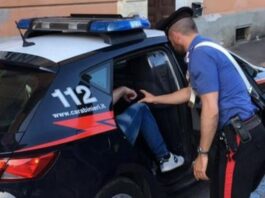 Trovato in uno stabile sotto sequestro si scaglia contro i carabinieri: in manette un 32enne tunisino