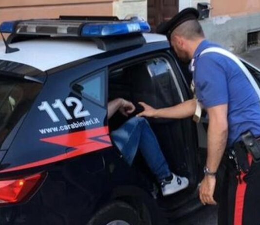 Trovato in uno stabile sotto sequestro si scaglia contro i carabinieri: in manette un 32enne tunisino