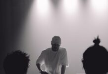 Alessandro Cattelan al Sociale parlando dell’IA: “L’ironia resta profondamente umana”