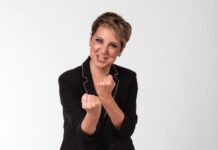 Debora Villa: “Ridere è un atto di libertà. E ne abbiamo fame”