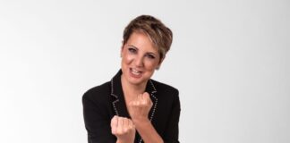 Debora Villa: “Ridere è un atto di libertà. E ne abbiamo fame”