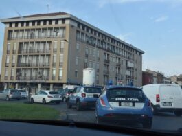 Non si fermano all’Alt della polizia: inseguiti e bloccati. L’auto piena di refurtiva: due denunce