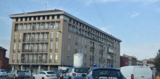 Non si fermano all’Alt della polizia: inseguiti e bloccati. L’auto piena di refurtiva: due denunce