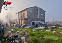 Trasforma il giardino di casa in una discarica: denunciato un 48enne