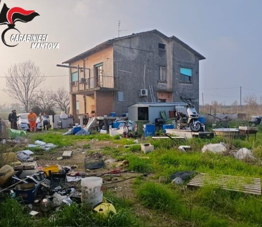 Trasforma il giardino di casa in una discarica: denunciato un 48enne