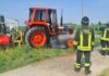 Trattore agricolo a fuoco nelle campagne di Asola