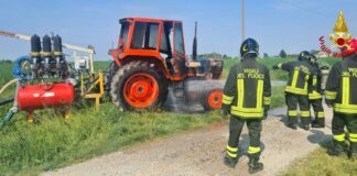 Trattore agricolo a fuoco nelle campagne di Asola