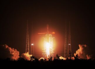Cina, il razzo Long March-8 invia nello spazio nuovi satelliti Internet