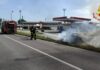Auto prende fuoco nei pressi di un distributore: fiamme domate per tempo dai Vigili del fuoco
