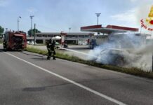 Auto prende fuoco nei pressi di un distributore: fiamme domate per tempo dai Vigili del fuoco
